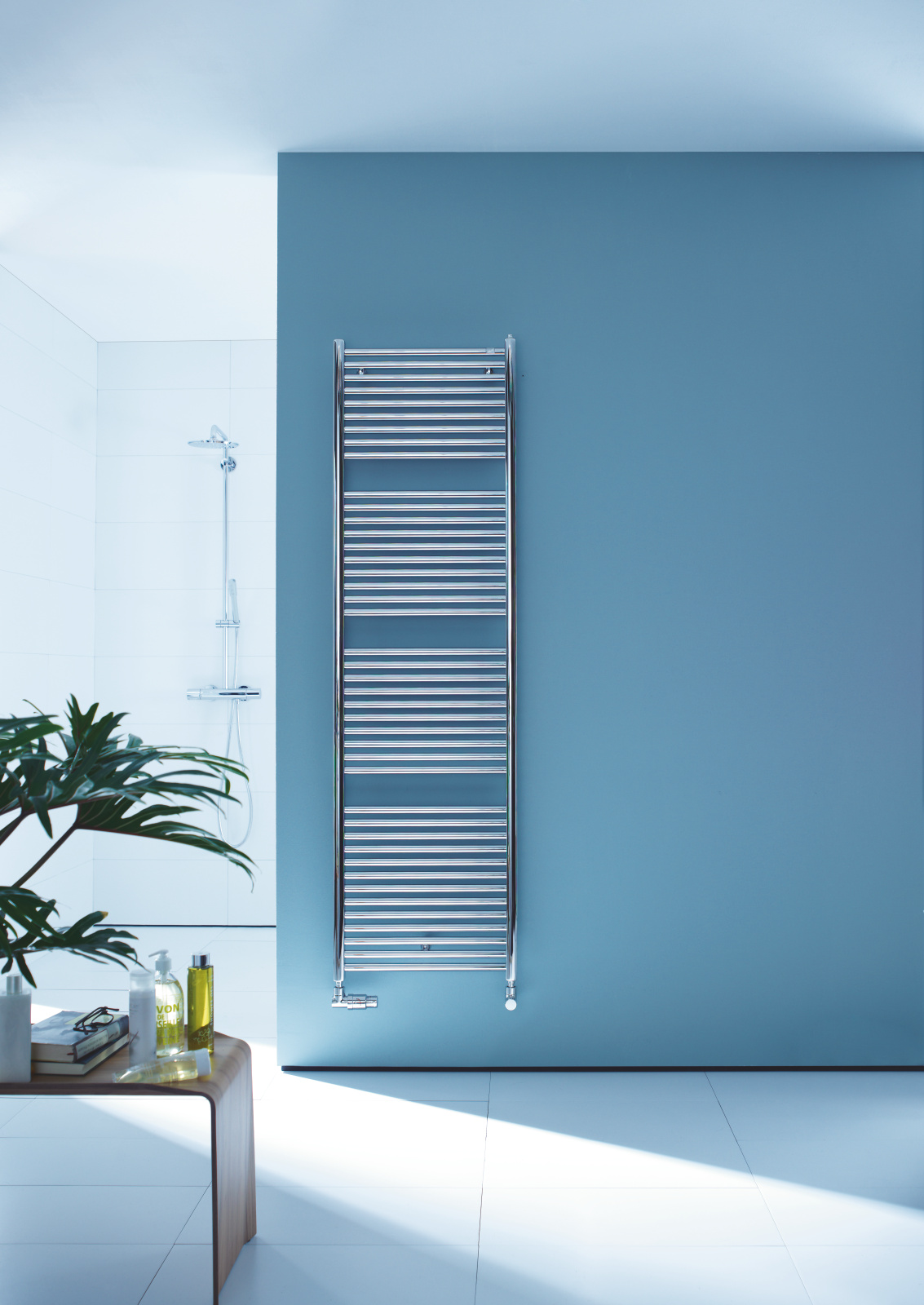 Zehnder_RAD_Toga-HY_bathroom_blue Rendering Zehnder Toga Decorative radiator Front view
